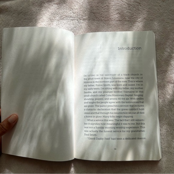 Killing Us Softly : Reborn in the Upside-Down Image of God by Efrem Smith (2017) - Picture 5 of 7